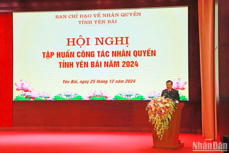 Đại tá Đinh Xuân Thiệp, Phó Giám đốc Công an tỉnh Yên Bái phát biểu tại hội nghị. (Ảnh: Ban tổ chức)