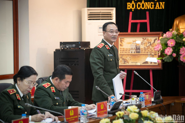 Trung tướng Phạm Thế Tùng, Thứ trưởng Công an, Trưởng Ban Chỉ đạo 35 Bộ Công an phát biểu tại buổi làm việc. (Ảnh: SƠN TÙNG)