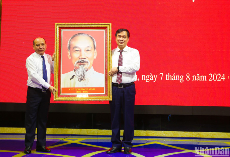 Phó Trưởng Ban Tuyên giáo Trung ương Phan Xuân Thủy tặng bức chân dung Chủ tịch Hồ Chí Minh cho Tỉnh ủy Hòa Bình. (Ảnh: HẢI ĐĂNG)