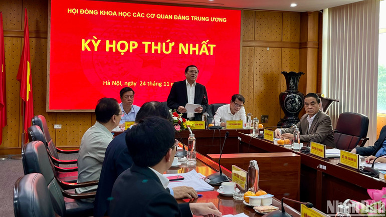 Đồng chí Lại Xuân Môn, Ủy viên Trung ương Đảng, Phó Trưởng Ban Thường trực Ban Tuyên giáo Trung ương, Chủ tịch Hội đồng Khoa học các cơ quan Đảng Trung ương phát biểu tại kỳ họp. (Ảnh Hải Đăng)