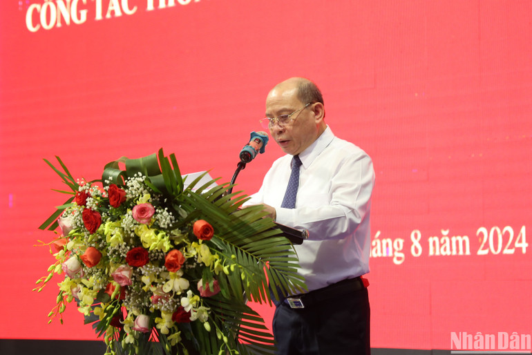 Đồng chí Bùi Đức Hinh, Phó Bí thư Thường trực Tỉnh ủy, Chủ tịch Hội đồng tỉnh, Trưởng Ban Chỉ đạo công tác về Thông tin đối ngoại tỉnh Hòa Bình phát biểu tại Hội nghị. (Ảnh: HẢI ĐĂNG)