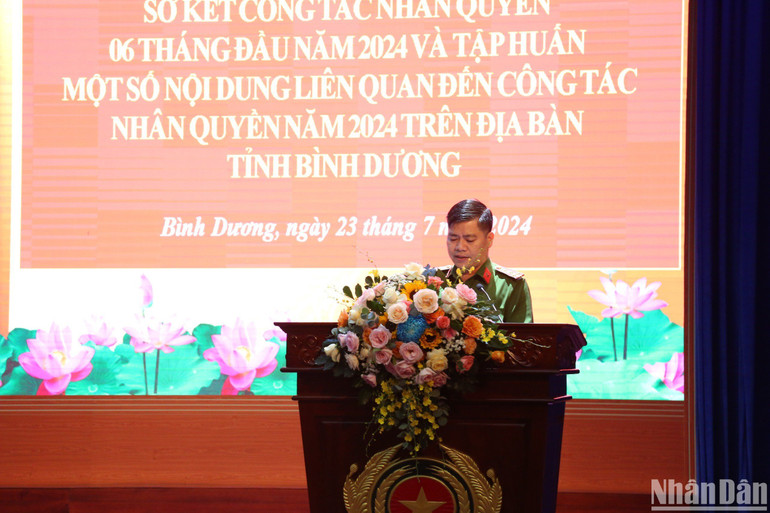 Đại tá Ngô Xuân Phú, Phó Giám đốc Công an tỉnh Bình Dương phát biểu tại Hội nghị. (Ảnh: BAN TỔ CHỨC)