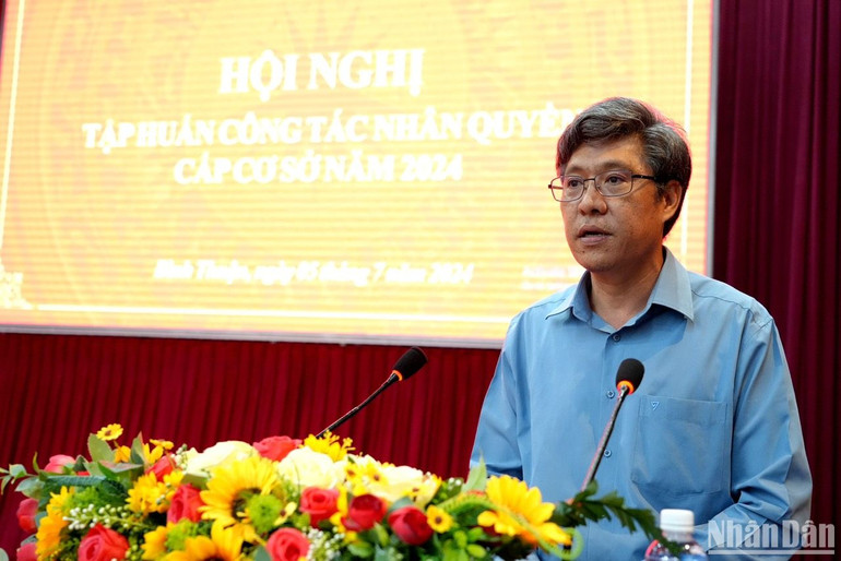 Đồng chí Nguyễn Minh, Phó Chủ tịch Ủy ban nhân dân tỉnh, Trưởng Ban Chỉ đạo về Nhân quyền tỉnh Bình Thuận phát biểu tại Hội nghị (Ảnh: Ban tổ chức)