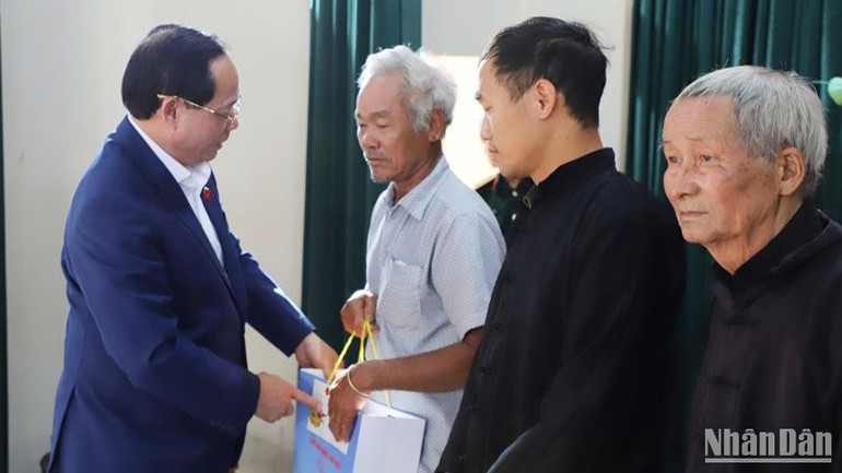 Phó Chủ tịch Quốc hội Trần Quang Phương thăm, chúc Tết nhân dân xã Đắk Ngo, huyện biên giới Tuy Đức, tỉnh Đắk Nông.