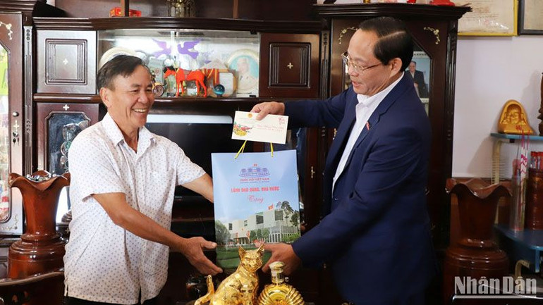 Phó Chủ tịch Quốc hội Trần Quang Phương thăm, chúc Tết gia đình cựu chiến binh Trần Văn Lộc, (gia đình có 9 liệt sĩ và 2 Mẹ Việt Nam Anh hùng) đang sinh sống tại thị trấn Kiến Đức, huyện Đắk R'Lấp, tỉnh Đắk Nông.