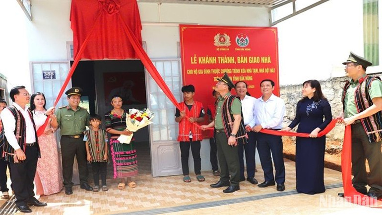 Thứ trưởng Công an Phạm Thế Tùng cùng các đại biểu thực hiện thủ tục trao nhà cho gia đình ông K’Srai, bon Ting Wel Đơm, xã Đắk Nia), là hộ gia đình có hoàn cảnh đặc biệt khó khăn được trao tặng nhà từ nguồn kinh phí hỗ trợ của Bộ Công an.