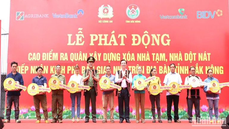 Thứ trưởng Công an Phạm Thế Tùng và Chủ tịch Ủy ban nhân dân tỉnh Đắk Nông Hồ Văn Mười trao chìa khóa tượng trưng cho các hộ dân được hưởng chính sách từ chương trình.