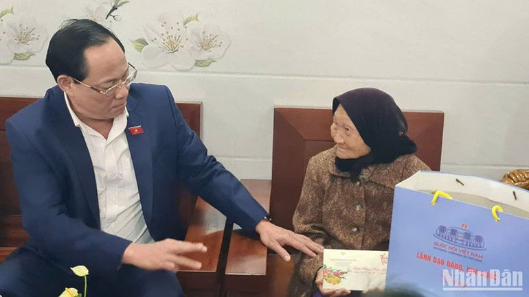 Thay mặt lãnh đạo Đảng, Nhà nước, Phó Chủ tịch Quốc hội Trần Quang Phương đã tới thăm, chúc Tết một số gia đình có công trên địa bàn thị trấn Kiến Đức, huyện Đắk R'Lấp, tỉnh đắk Nông.