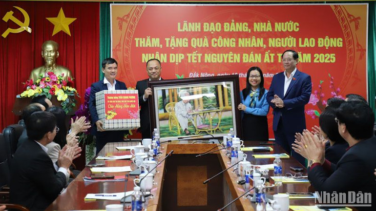 Phó Chủ tịch Quốc hội Trần Quang Phương đã thăm, chúc Tết cán bộ, công nhân viên, người lao động Công ty Nhôm Đắk Nông - TKV.