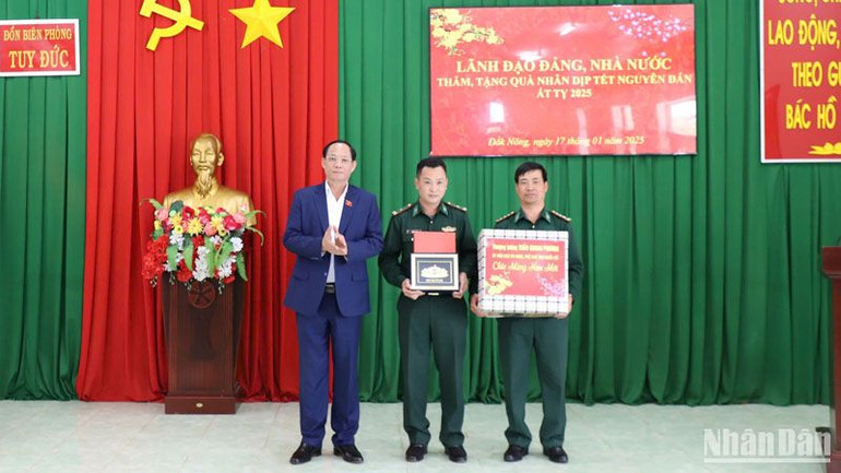 Phó Chủ tịch Quốc hội Trần Quang Phương thăm, chúc Tết cán bộ, chiến sĩ Đồn Biên phòng Tuy Đức, Bộ Chỉ huy Bộ đội Biên phòng tỉnh Đắk Nông.