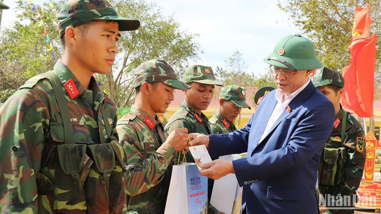 Phó Chủ tịch Quốc hội Trần Quang Phương thăm, chúc Tết tại Đại đội Bộ binh 3, Ban Chỉ huy Quân sự huyện Tuy Đức, Bộ Chỉ huy Quân sự tỉnh Đắk Nông.