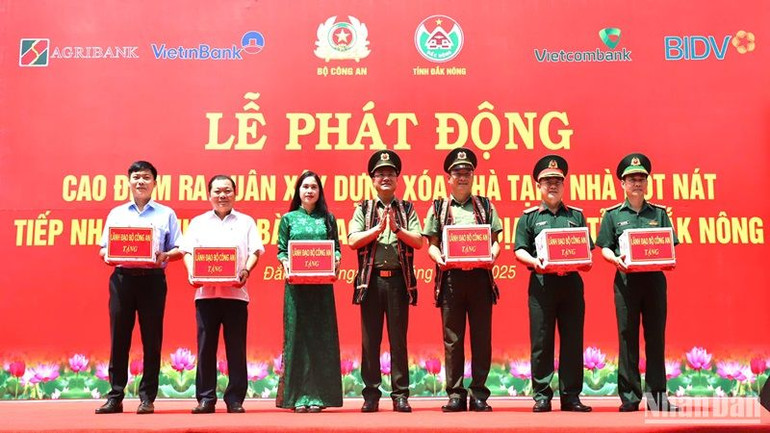 Thứ trưởng Công an Phạm Thế Tùng trao tặng quà cho các lực lượng tham gia thực hiện chương trình.