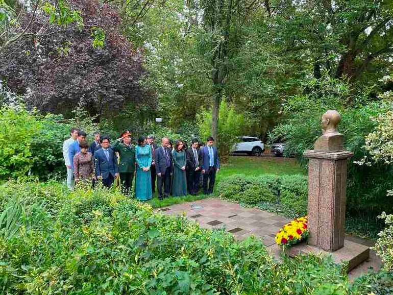 Lễ dâng hoa trước tượng Chủ tịch Hồ Chí Minh trong công viên Montreau nhân dịp 2/9. (Ảnh: MINH DUY)