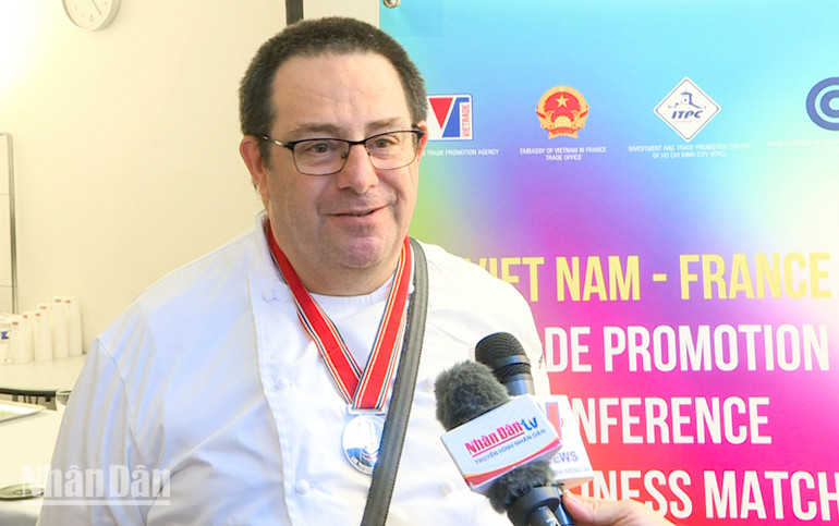 Đầu bếp Jean-Jacques Bugat thể hiện sự tin tưởng từ các sản phẩm hồ tiêu và gia vị của Việt Nam. (Ảnh: MINH DUY) Đầu bếp Jean-Jacques Bugat thể hiện sự tin tưởng từ các sản phẩm hồ tiêu và gia vị của Việt Nam. (Ảnh: MINH DUY)