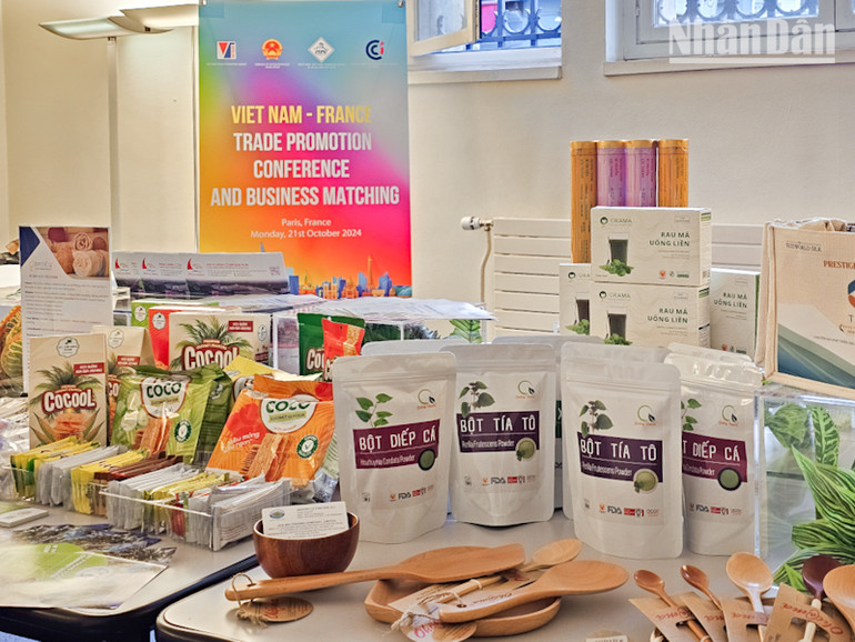 Việt Nam mang nhiều mặt hàng từ nông sản thế mạnh để giới thiệu cho đối tác Pháp. (Ảnh: MINH DUY) Việt Nam mang nhiều mặt hàng từ nông sản thế mạnh để giới thiệu cho đối tác Pháp. (Ảnh: MINH DUY)