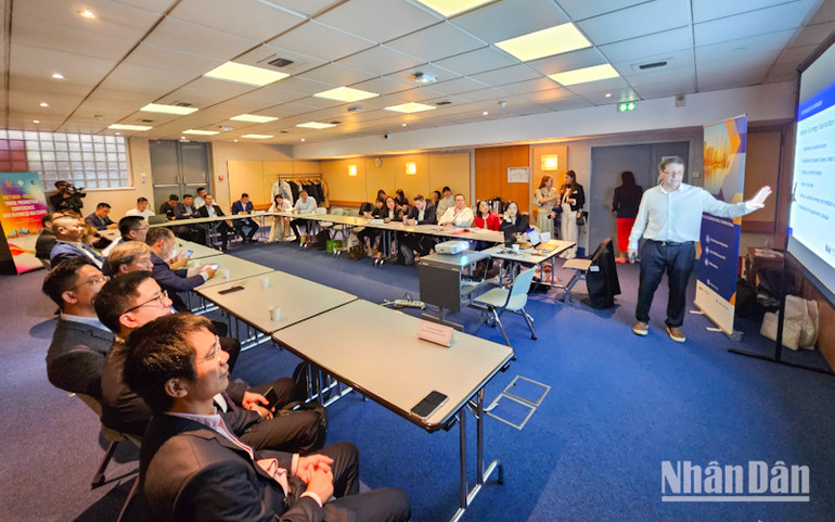 Ông Bernard Quinet chia sẻ chiến lược kinh doanh tại thị trường Pháp cho đại diện các doanh nghiệp Việt Nam. (Ảnh: KHẢI HOÀN) Ông Bernard Quinet chia sẻ chiến lược kinh doanh tại thị trường Pháp cho đại diện các doanh nghiệp Việt Nam. (Ảnh: KHẢI HOÀN)