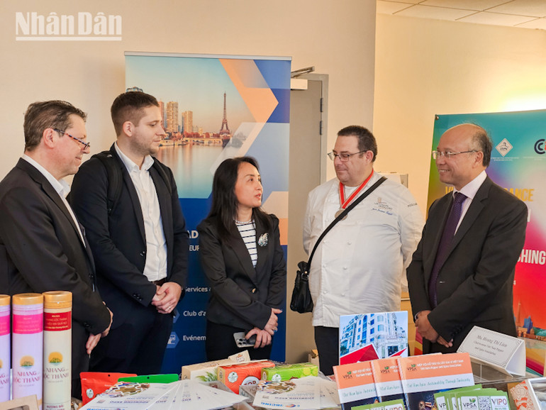 Theo Đại sứ Đinh Toàn Thắng, hiện nay các doanh nghiệp có thể trao đổi bằng các phương thức điện tử, nhưng những buổi gặp gỡ trực tiếp như thế này có ý nghĩa quan trọng không kém. (Ảnh: MINH DUY) Theo Đại sứ Đinh Toàn Thắng, hiện nay các doanh nghiệp có thể trao đổi bằng các phương thức điện tử, nhưng những buổi gặp gỡ trực tiếp như thế này có ý nghĩa quan trọng không kém. (Ảnh: MINH DUY)