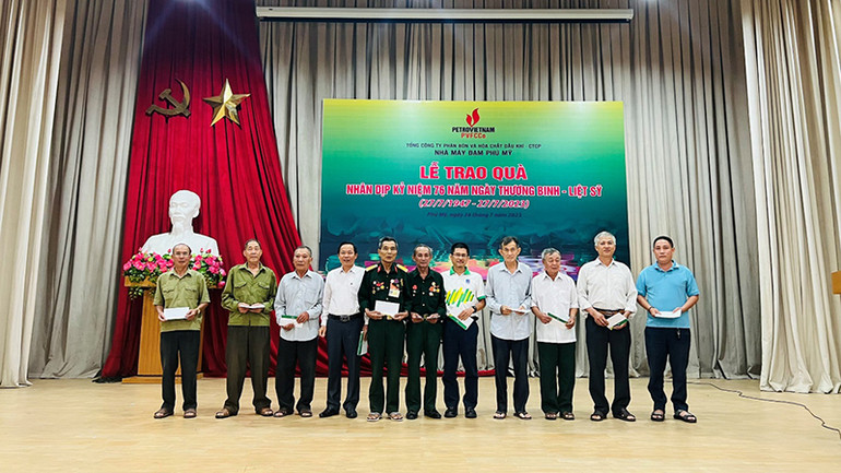 Tặng quà đến các gia đình chính sách, người có công gặp hoàn cảnh khó khăn.