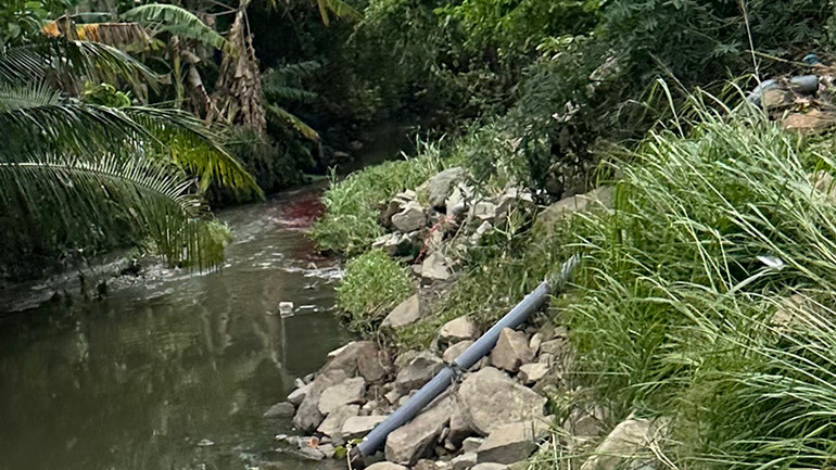 Một điểm xả thải ra suối Xiệp nước có màu đỏ bất thường.