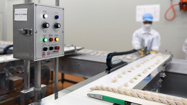 Dây chuyền sủi cảo là một trong 12 dây chuyền sản xuất thực phẩm cao cấp hiện đại tại Nhà máy Chế biến thực phẩm sạch TH.