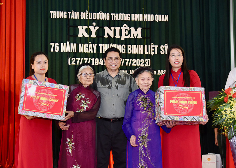 Thủ tướng Phạm Minh Chính tặng quà động viên hai Bà Mẹ Việt Nam Anh hùng. Thủ tướng Phạm Minh Chính tặng quà động viên hai Bà Mẹ Việt Nam Anh hùng.