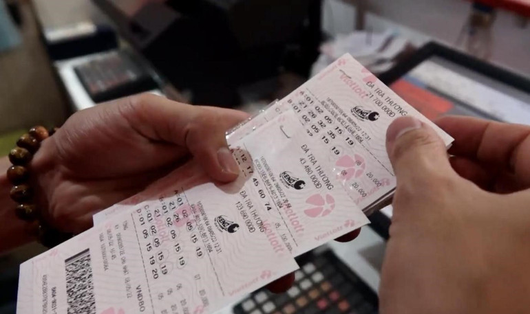 Tại điểm bán của anh Tú đã có rất nhiều khách hàng trúng thưởng giá trị cao. Tại điểm bán của anh Tú đã có rất nhiều khách hàng trúng thưởng giá trị cao.