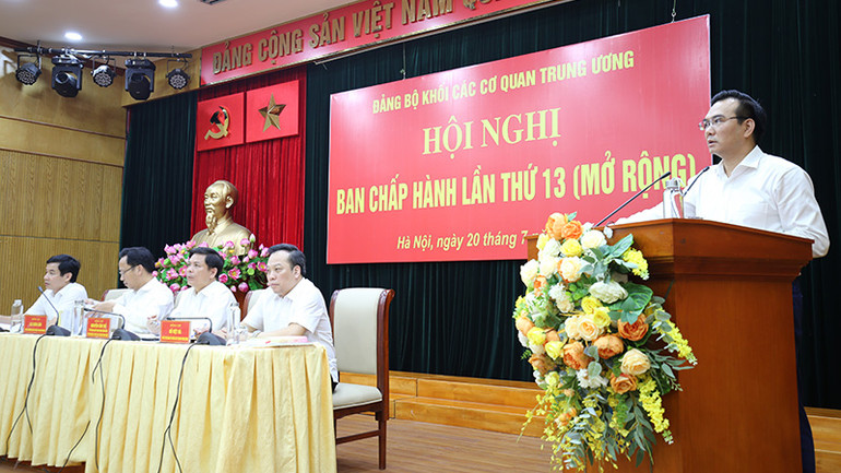 Trưởng Ban Tuyên giáo Đảng ủy Khối Nguyễn Minh Chung phát biểu tại hội nghị.