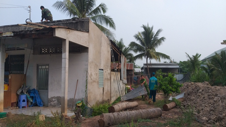 Công an xã Tân Hộ Cơ phối hợp Ban Chỉ huy Quân sự xã và các cơ quan, ban, ngành giúp người dân khắc phục hậu quả do thiên tai gây ra.