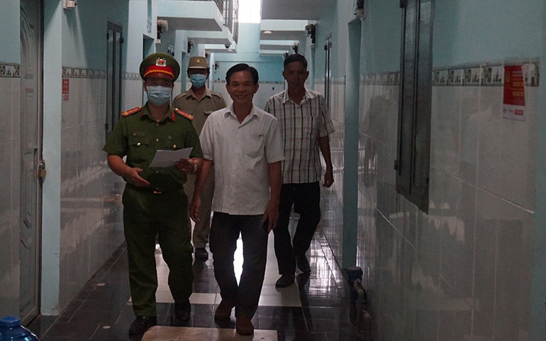 Công an khu vực cùng dân phòng kiểm tra an ninh, trật tự phòng, chống cháy nổ khu nhà trọ thị trấn Bến Lức. (Ảnh: Cổng thông tin điện tử tỉnh Long an)