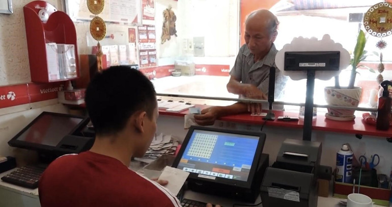 Với anh Tú, thái độ bán hàng nhiệt tình, niềm nở chính là yếu tố quan trọng để thu hút nhiều khách hàng đến với điểm bán của mình hơn. Với anh Tú, thái độ bán hàng nhiệt tình, niềm nở chính là yếu tố quan trọng để thu hút nhiều khách hàng đến với điểm bán của mình hơn.