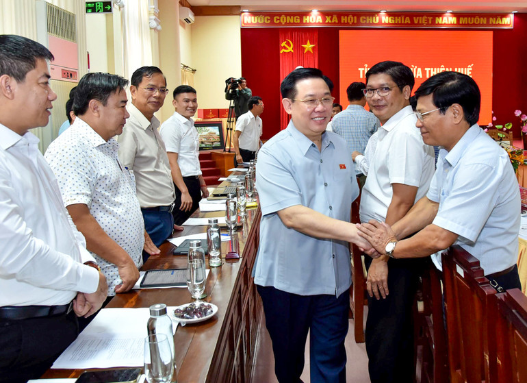 Chủ tịch Quốc hội Vương Đình Huệ với các đại biểu dự buổi làm việc.