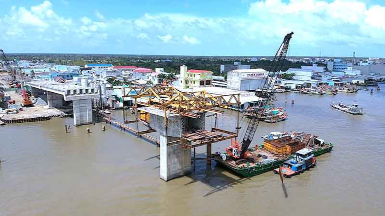 Cầu bắc qua sông Ông Đốc, một trong những công trình trọng điểm đang được triển khai quyết liệt tại Cà Mau.