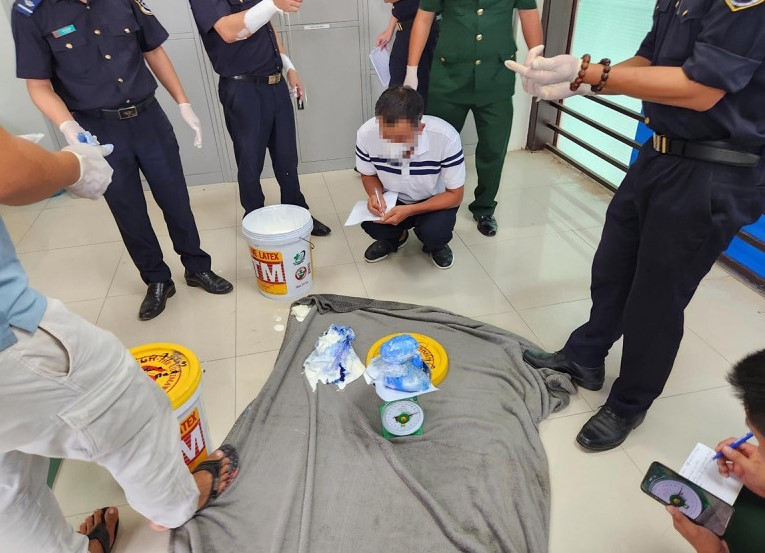 Ma túy được giấu tinh vi trong các thùng sơn do Chi cục Hải quan cửa khẩu Lao Bảo (Quảng Trị) thu giữ. Ma túy được giấu tinh vi trong các thùng sơn do Chi cục Hải quan cửa khẩu Lao Bảo (Quảng Trị) thu giữ.