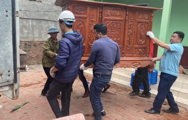 Phường Khai Quang hỗ trợ người dân tự nguyện tháo dỡ công trình xây dựng trái phép.