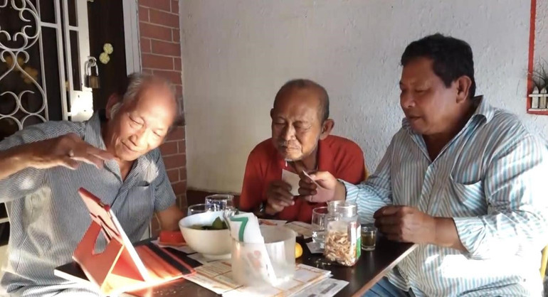 Ông Thơ (ngoài cùng bên phải) cùng những người bạn của mình theo dõi kết quả sản phẩm xổ số nhanh Keno của Vietlott. Ông Thơ (ngoài cùng bên phải) cùng những người bạn của mình theo dõi kết quả sản phẩm xổ số nhanh Keno của Vietlott.