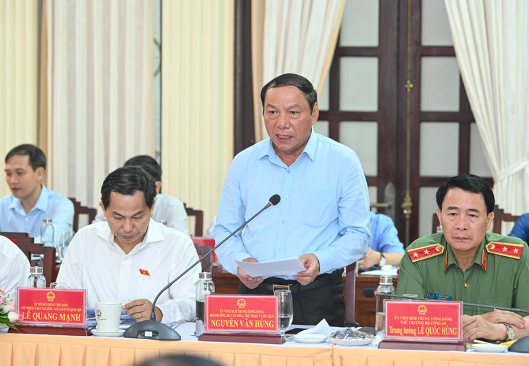 Bộ trưởng Văn hóa, Thể thao và Du lịch Nguyễn Văn Hùng phát biểu tại buổi làm việc.