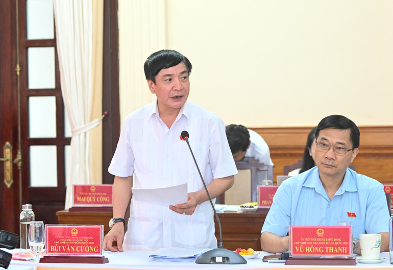 Tổng Thư ký, Chủ nhiệm Văn phòng Quốc hội Bùi Văn Cường phát biểu tại buổi làm việc.