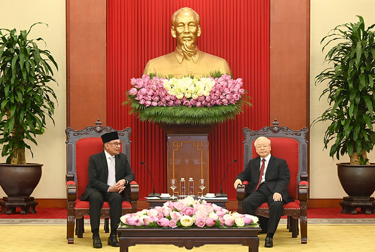 Tổng Bí thư Nguyễn Phú Trọng và Thủ tướng Liên bang Malaysia Anwar Ibrahim. (Ảnh: Duy Linh)