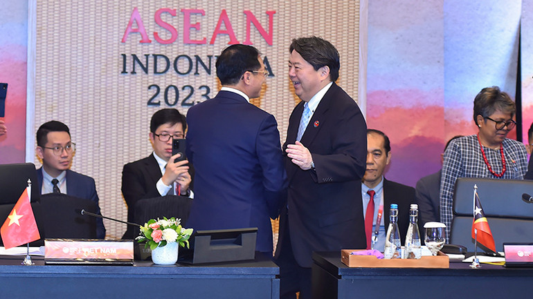 Bộ trưởng Ngoại giao Bùi Thanh Sơn trao đổi ngắn với Bộ trưởng Ngoại giao Nhật Bản Hayashi Yoshimasa bên lề AMM-56. (Ảnh: Bộ Ngoại giao)