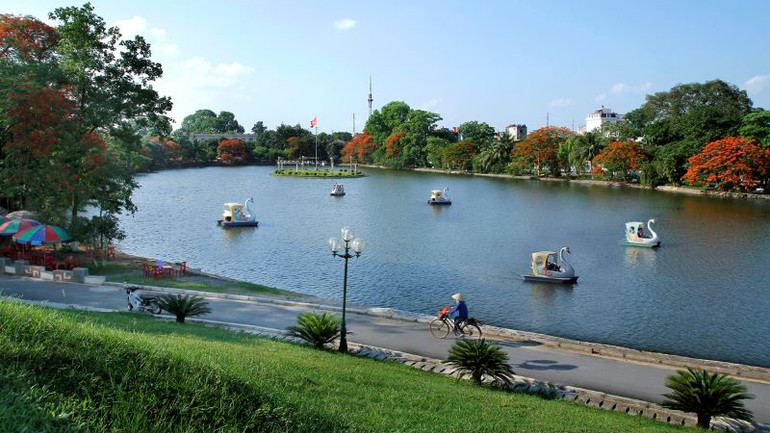 Một góc hồ Bán nguyệt, thành phố Hưng Yên, tỉnh Hưng Yên. Một góc hồ Bán nguyệt, thành phố Hưng Yên, tỉnh Hưng Yên.