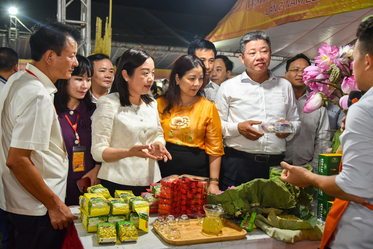 Các đại biểu tham quan gian hàng tại hội chợ.