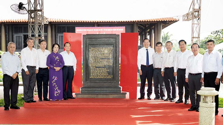 Công bố nội dung Văn bia Đức Lễ Thành hầu Nguyễn Hữu Cảnh. (Ảnh: Quốc Thanh)