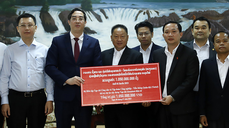 Ông Lê Hải, Ủy viên Ban Biên tập, Trưởng Ban điện tử Tạp chí Cộng sản đang trao tượng trưng số thiết bị để giúp Tạp chí AlounMai xây dựng Tạp chí điện tử.