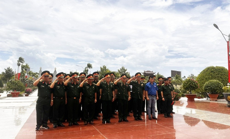 Hội Cựu chiến binh Tổng công ty dâng hương và đặt vòng hoa tại Nghĩa trang Liệt sĩ tỉnh Vĩnh Long.