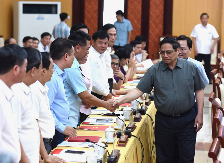 Thủ tướng Phạm Minh Chính với lãnh đạo chủ chốt tỉnh Bắc Ninh.