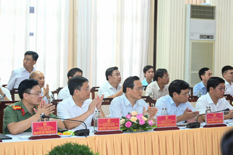 Các đại biểu dự buổi làm việc.