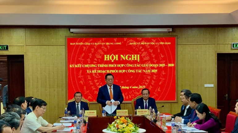 Đồng chí Nguyễn Trọng Nghĩa, Ủy viên Bộ Chính trị, Bí thư Trung ương Đảng, Trưởng Ban Tuyên giáo và Dân vận Trung ương phát biểu tại Hội nghị.