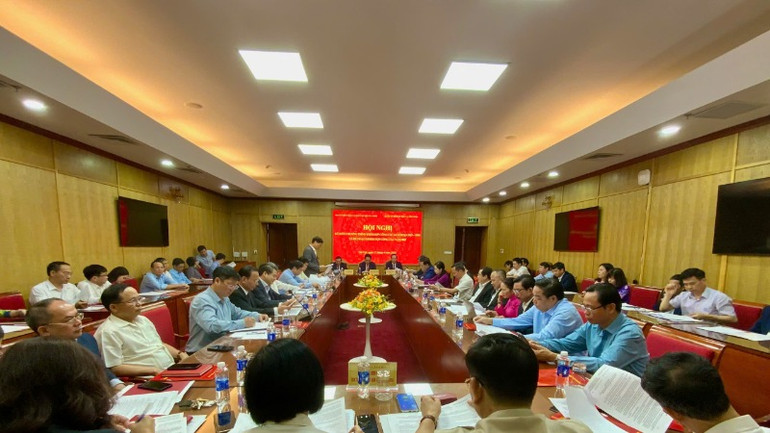 Các đại biểu thông qua nội dung chương trình phối hợp công tác giữa Ban Tuyên giáo và Dân vận Trung ương và Đảng ủy Bộ Dân tộc và tôn giáo, giai đoạn 2025-2030.