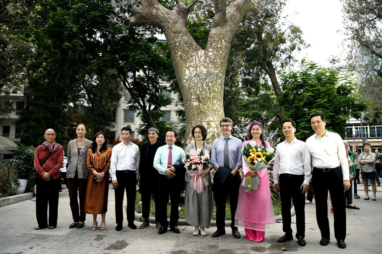 Các đại biểu tới dự buổi lễ tặng hoa chúc mừng các tác giả.