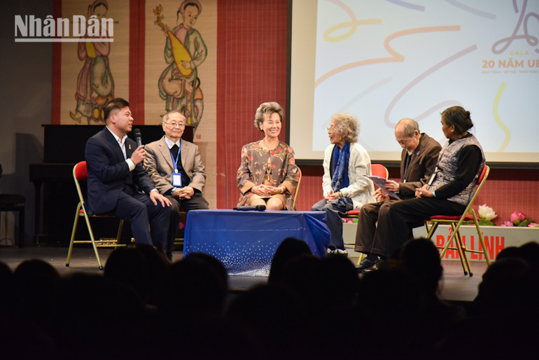 Bàn tròn chia sẻ của các thế hệ kiều bào lớn tuổi gửi tới các bạn trẻ UEVF. (Ảnh: MINH DUY)